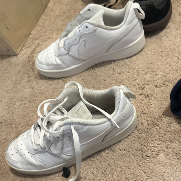 Nike sneakers.  Hardly used 6y - Picture 3 of 5